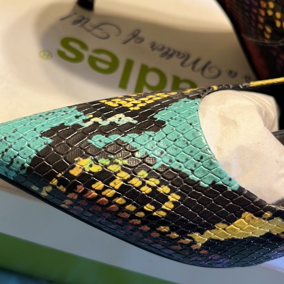 (#125) NWT ladies unique dress shoes by Walking Cradles. Size 6 1/2 narrow. - Picture 9 of 13